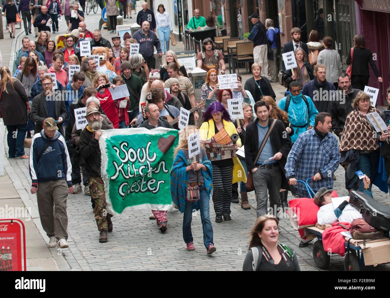 Chester, Royaume-Uni. 17 Septembre, 2015. L'humoriste de gauche, Mark Thomas (à gauche) a été à Chester aujourd'hui (jeudi) au centre d'une ville "flâneurs" event' visant à protester contre un projet de loi critiqué pour criminaliser les habitants de la rue. Il est photographié avec Johhny Walker qui est le directeur de la garder en vie les rues campagne. Mark essaie d'highlightin un plan pour les personnes sans domicile €100 s'ils se coucher ou de dormir dans un espace public dans une zone désignée. Cette amende peut également s'appliquer à des artistes et des personnes qui nourrissent les oiseaux. Crédit : Brian Hickey/Alamy Live News Banque D'Images