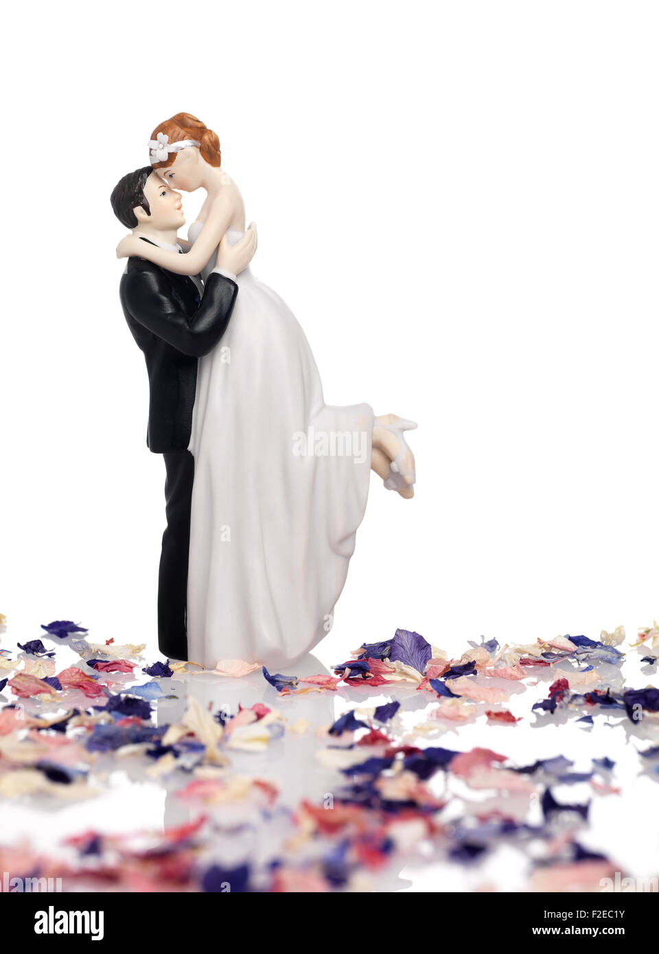 Mariée et le marié avec confetti Banque D'Images