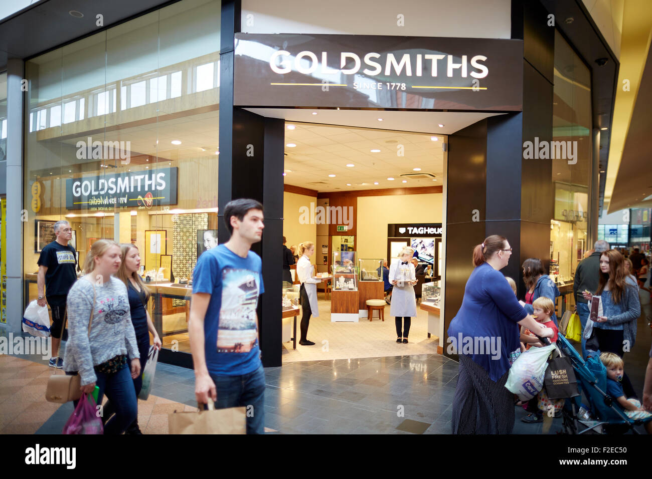 Goldsmith bijoutiers boutique rénovée dans le centre commercial Golden Square Shopping centre Warrington Cheshire Uk Personnes foules nombreuses crowde Banque D'Images