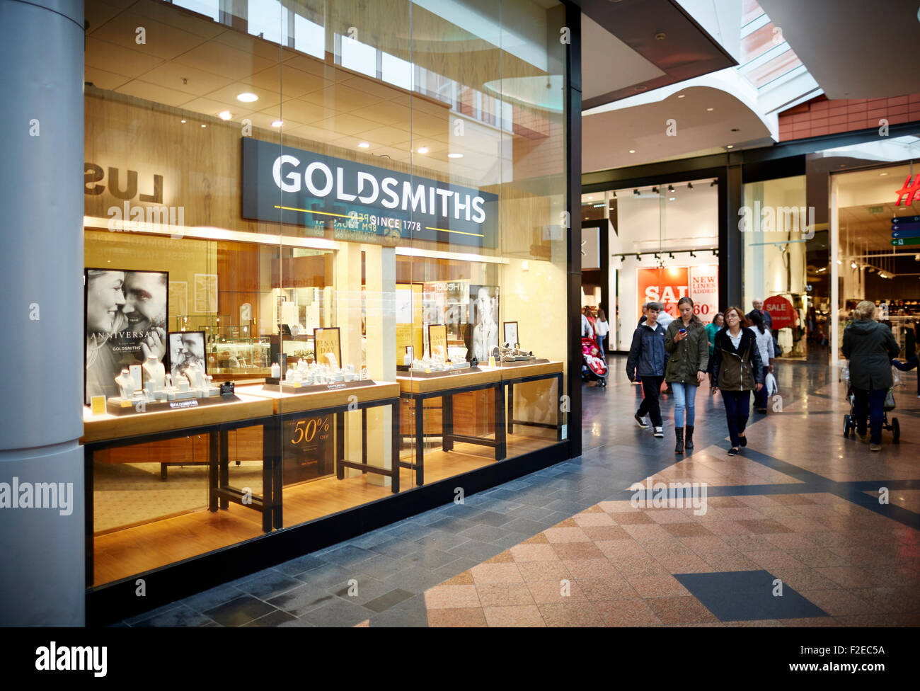 Goldsmith bijoutiers boutique rénovée dans le centre commercial Golden Square Shopping centre Warrington Cheshire Uk Personnes foules nombreuses crowde Banque D'Images