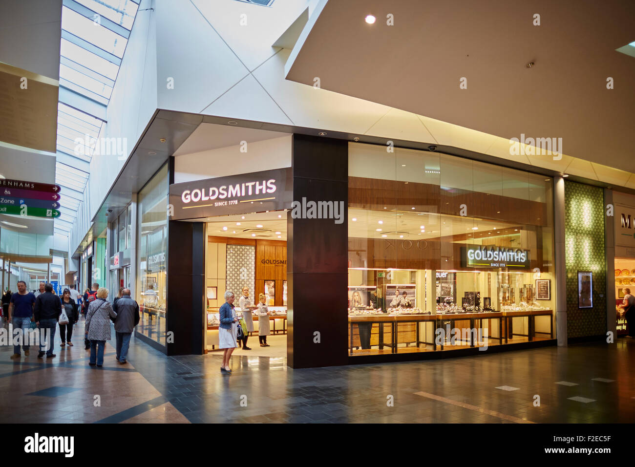 Goldsmith bijoutiers boutique rénovée dans le centre commercial Golden Square Shopping centre Warrington Cheshire Uk Personnes foules nombreuses crowde Banque D'Images