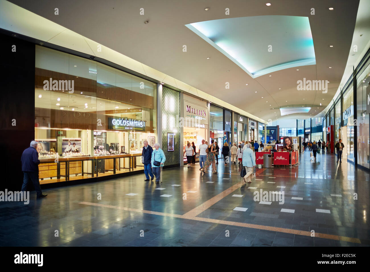 Goldsmith bijoutiers boutique rénovée dans le centre commercial Golden Square Shopping centre Warrington Cheshire Uk Personnes foules nombreuses crowde Banque D'Images