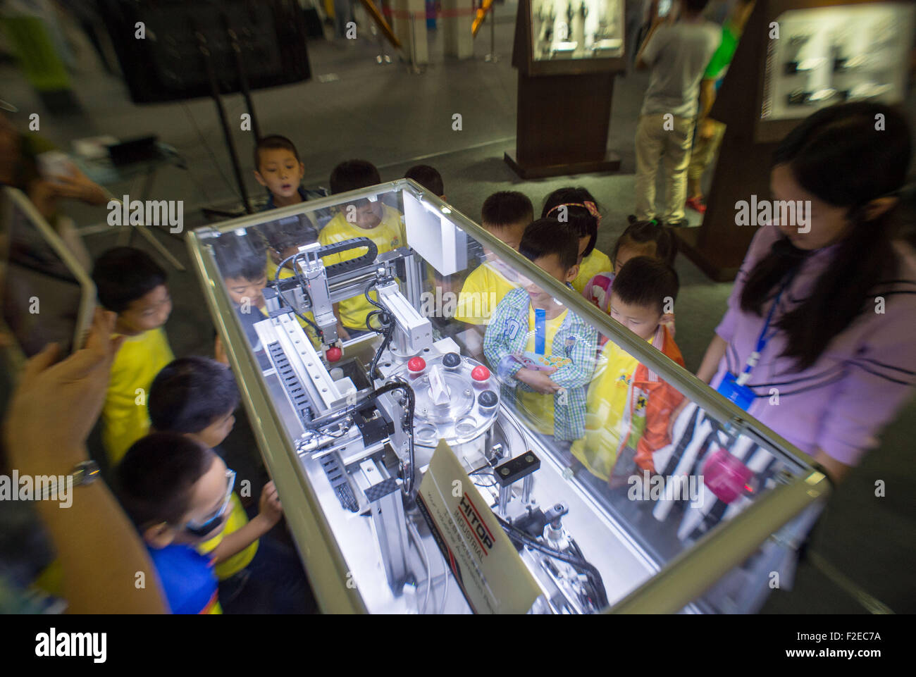 (150917) -- CHONGQING, le 17 septembre 2015 (Xinhua) -- Les enfants regarder un robot industriel modèle pendant un robot et l'équipement intelligent expo à Chongqing, au sud-ouest de la Chine, 16 septembre 2015. Les statistiques publiées par la Chine de l'Alliance de l'industrie du Robot (CRIA) montrent que le volume des ventes de la Chine ont augmenté de 58,9 pour cent des robots industriels d'année en année en moyenne de 2009 à 2014, et les ventes intérieures de robots en 2014 atteint 57 000 unités. (Xinhua/Liu Chan)(mcg) Banque D'Images