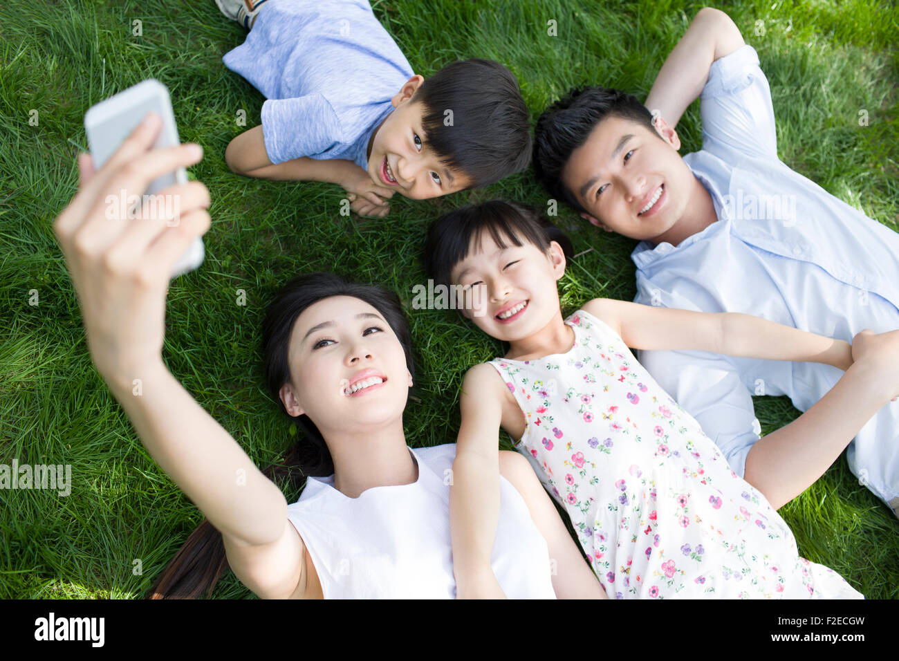 Happy Family lying on grass Banque D'Images