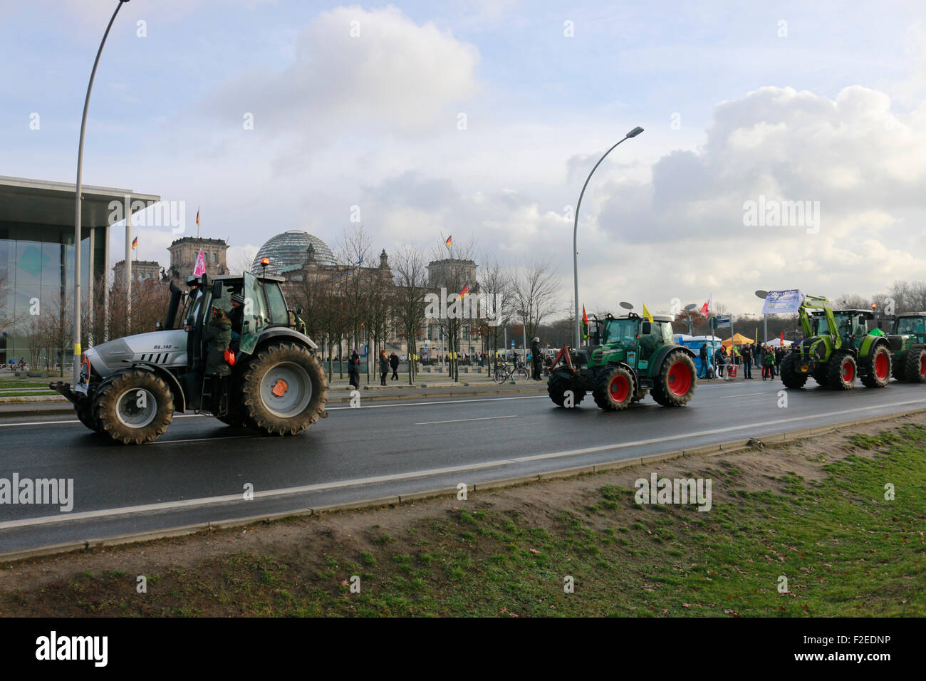 Traktoren vor dem Reichstag - Démonstration Unter dem Motto "Wir haben es satt' fuer eine oekologisch vernuenftige Landwirtschaf Banque D'Images