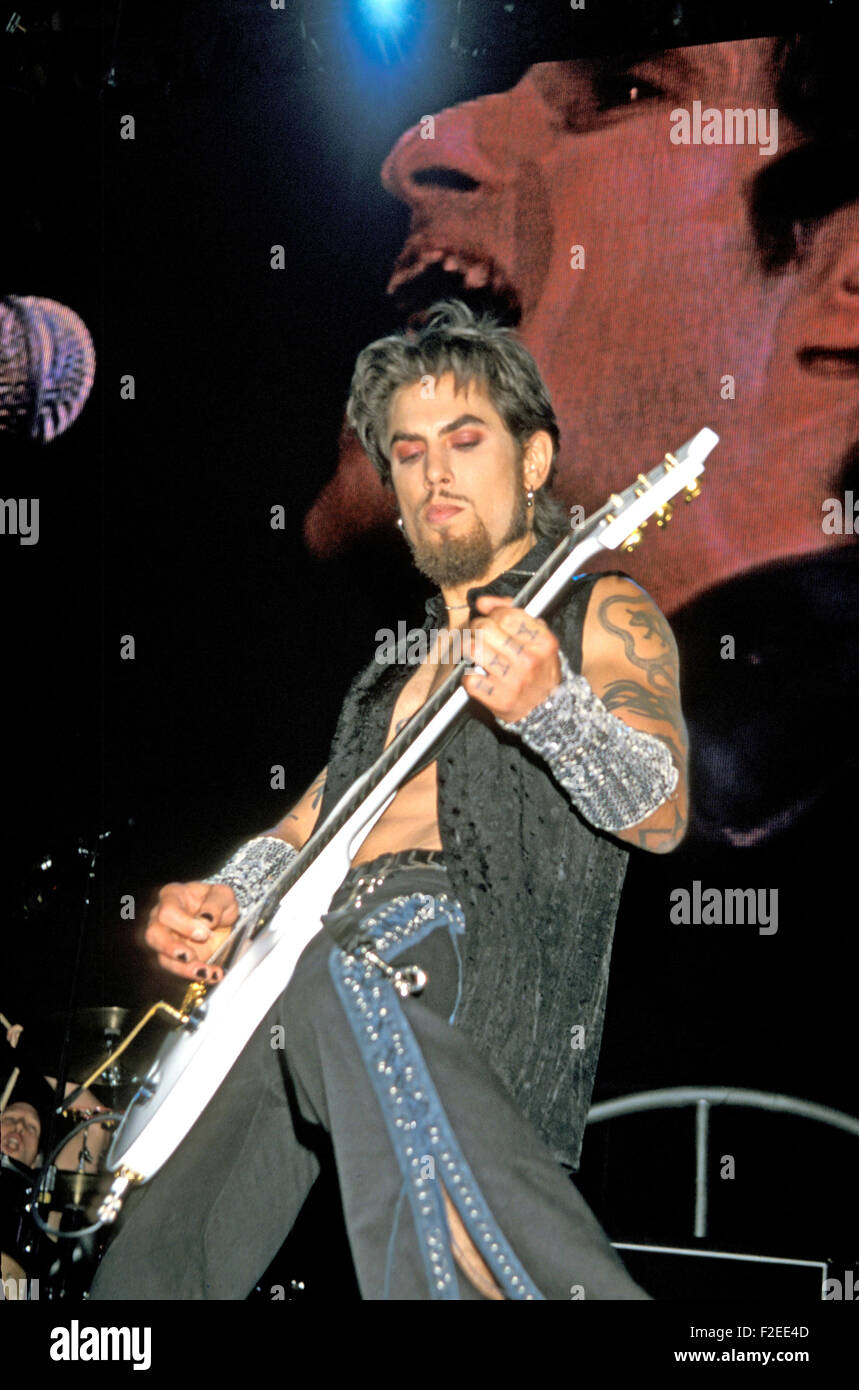 JANE'S ADDICTION groupe rock américain avec Dave Navarro en 2003. Derrière l'image de l'écran de Perry Farrell. Photo Jeffrey Mayer Banque D'Images