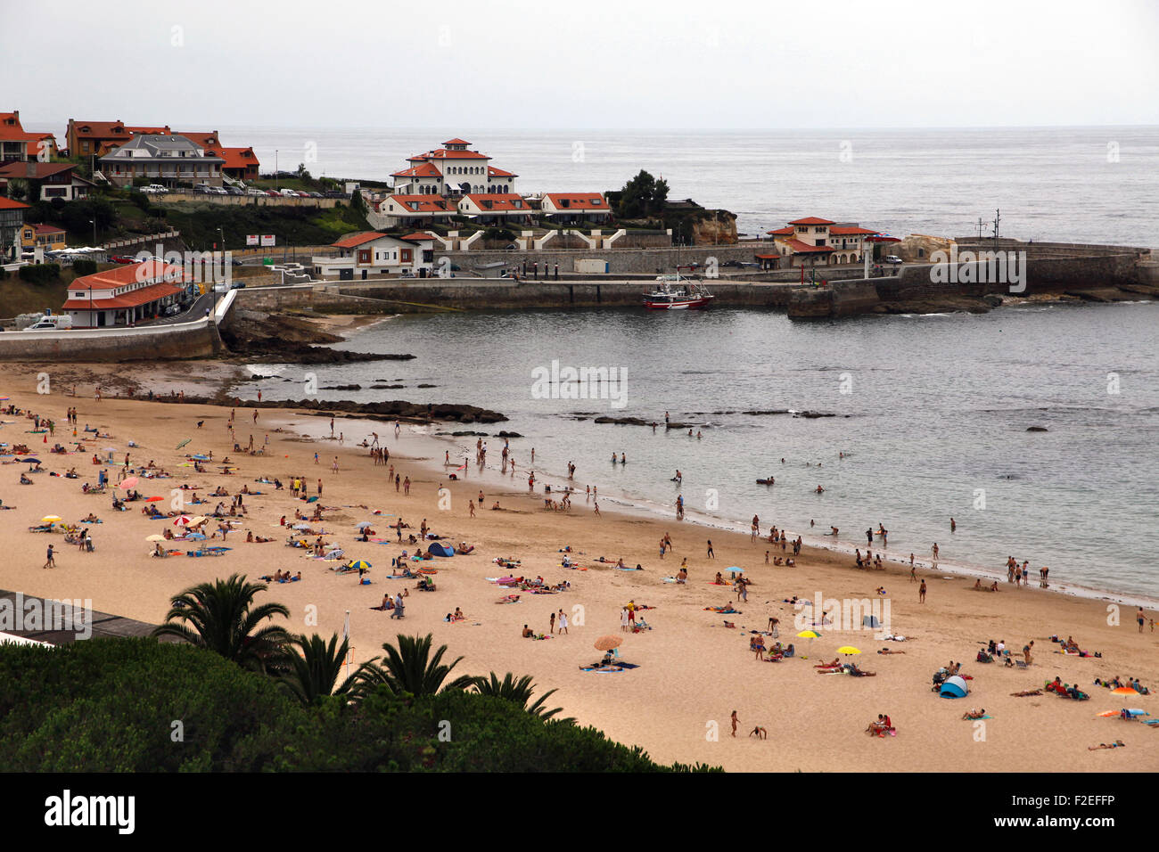 Vue panoramique de la plage de Comillas, Santander, Cantabria, Espagne. Banque D'Images