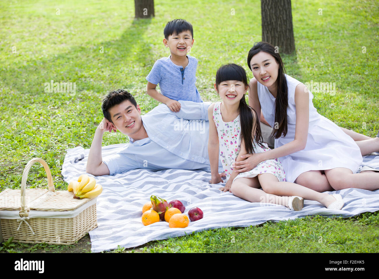 Happy Family having picnic sur l'herbe Banque D'Images