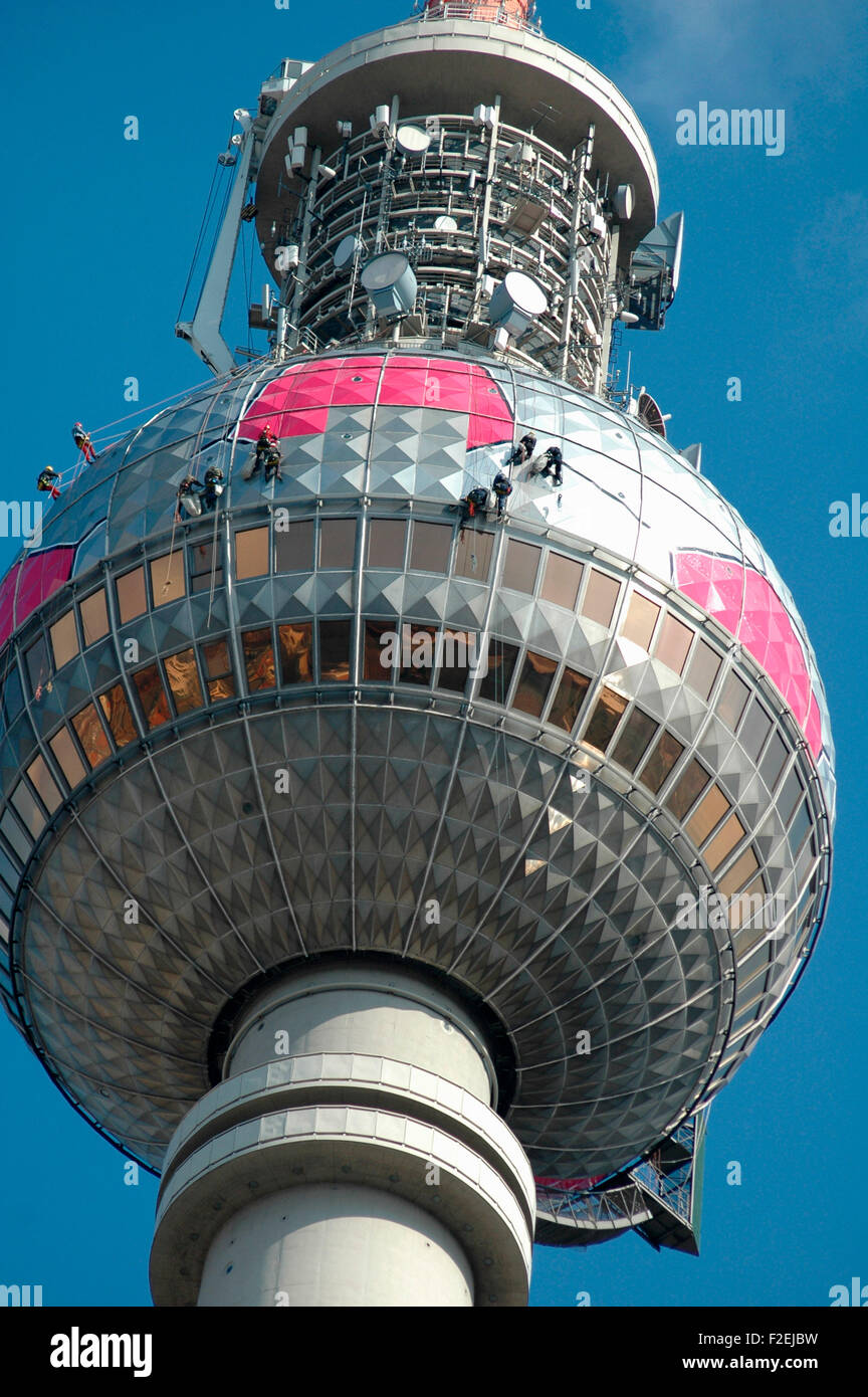 Mars 2006 - BERLIN : grimpeurs déguiser l' 'Fernsehturm (tour de télévision) comme un géant foot pour la prochaine Coupe du monde de c Banque D'Images