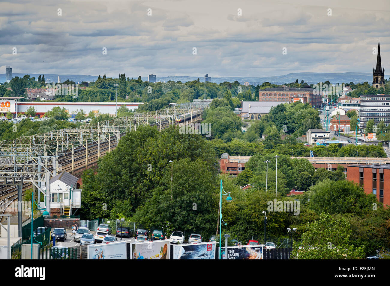 La gare ferroviaire de Stockport , à oiyt vers Manchester avec l'horizon visible sur l'horizon, y compris Beetham tower et Banque D'Images