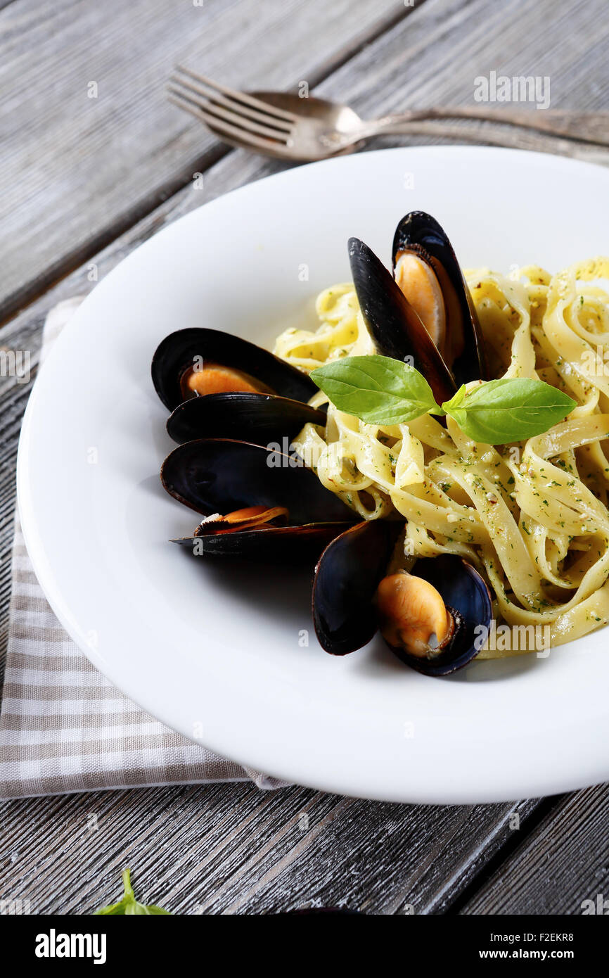Les pâtes italiennes avec des moules, de l'alimentation Banque D'Images