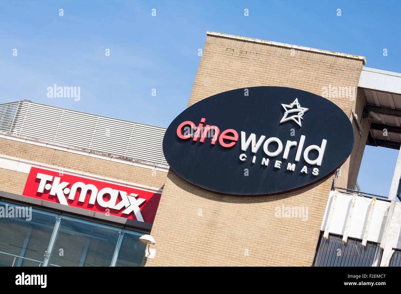 Cineworld cinemas et TK Max signe sur les bâtiments à Weymouth en Juin Banque D'Images