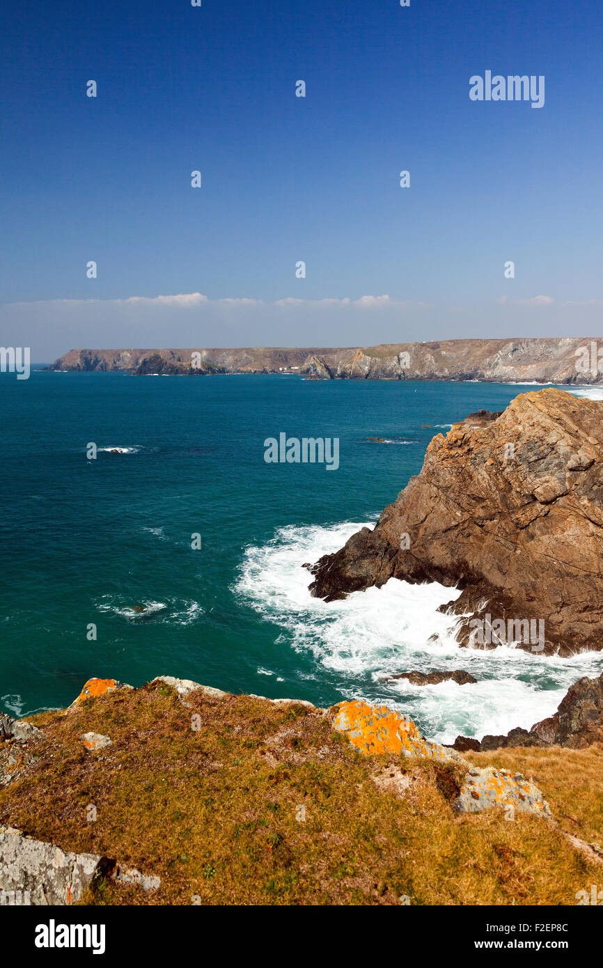 Le paysage côtier spectaculaire sur le SW Coast Path à Venton Hill Point sur la péninsule de Lizard, Cornwall, England, UK Banque D'Images