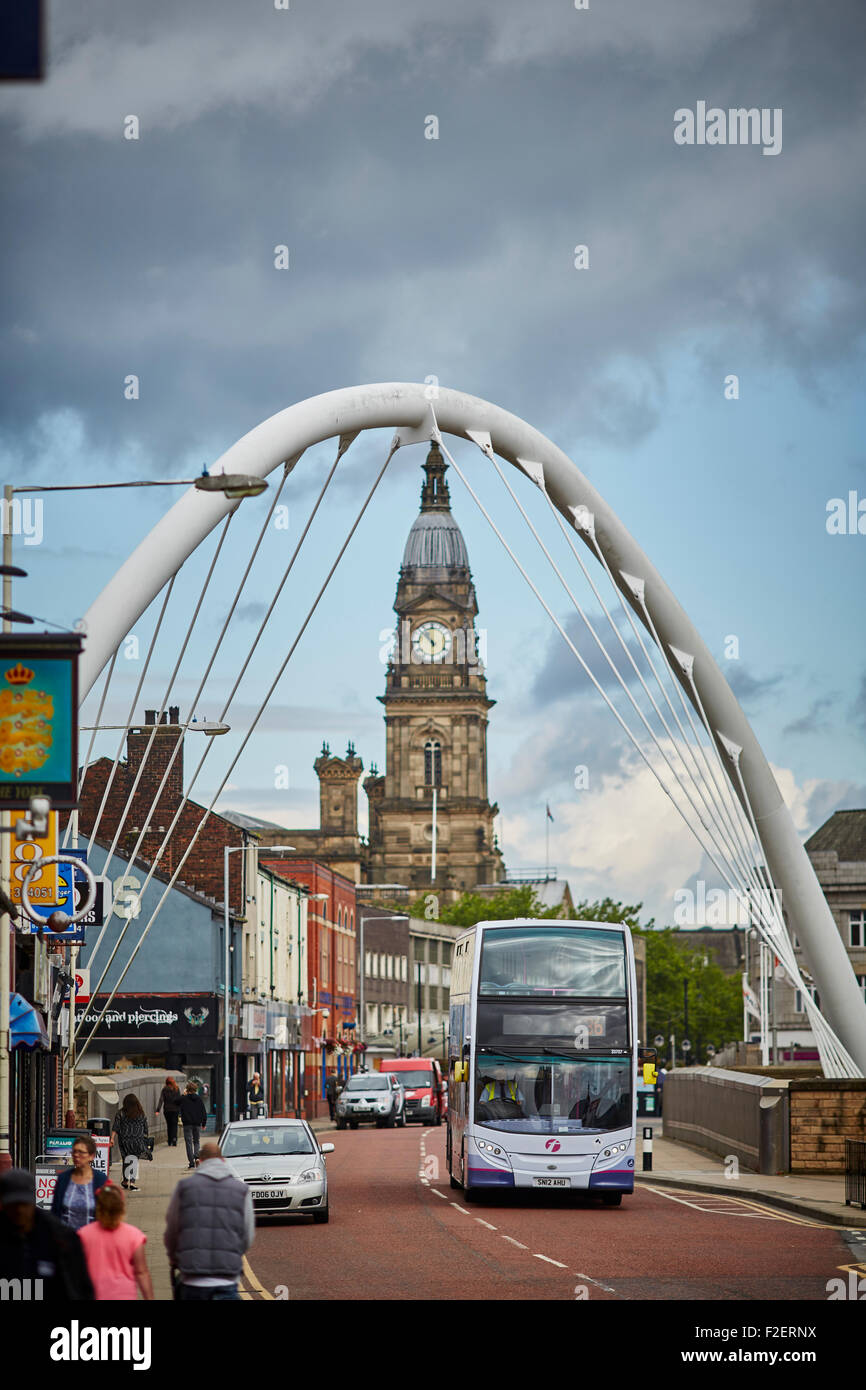 Hôtel de ville de Bolton dans le comté de Lancashire encadrée par pont Gateway Arch copyspace premier bus bus Bus opérateurs arrêté dou Banque D'Images