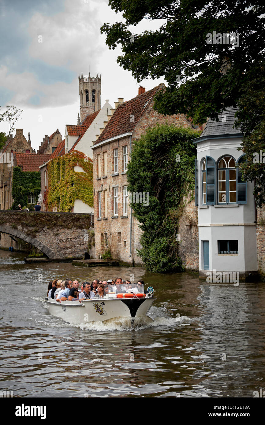 Bateau sur canal Bruges Belgique Europe Banque D'Images