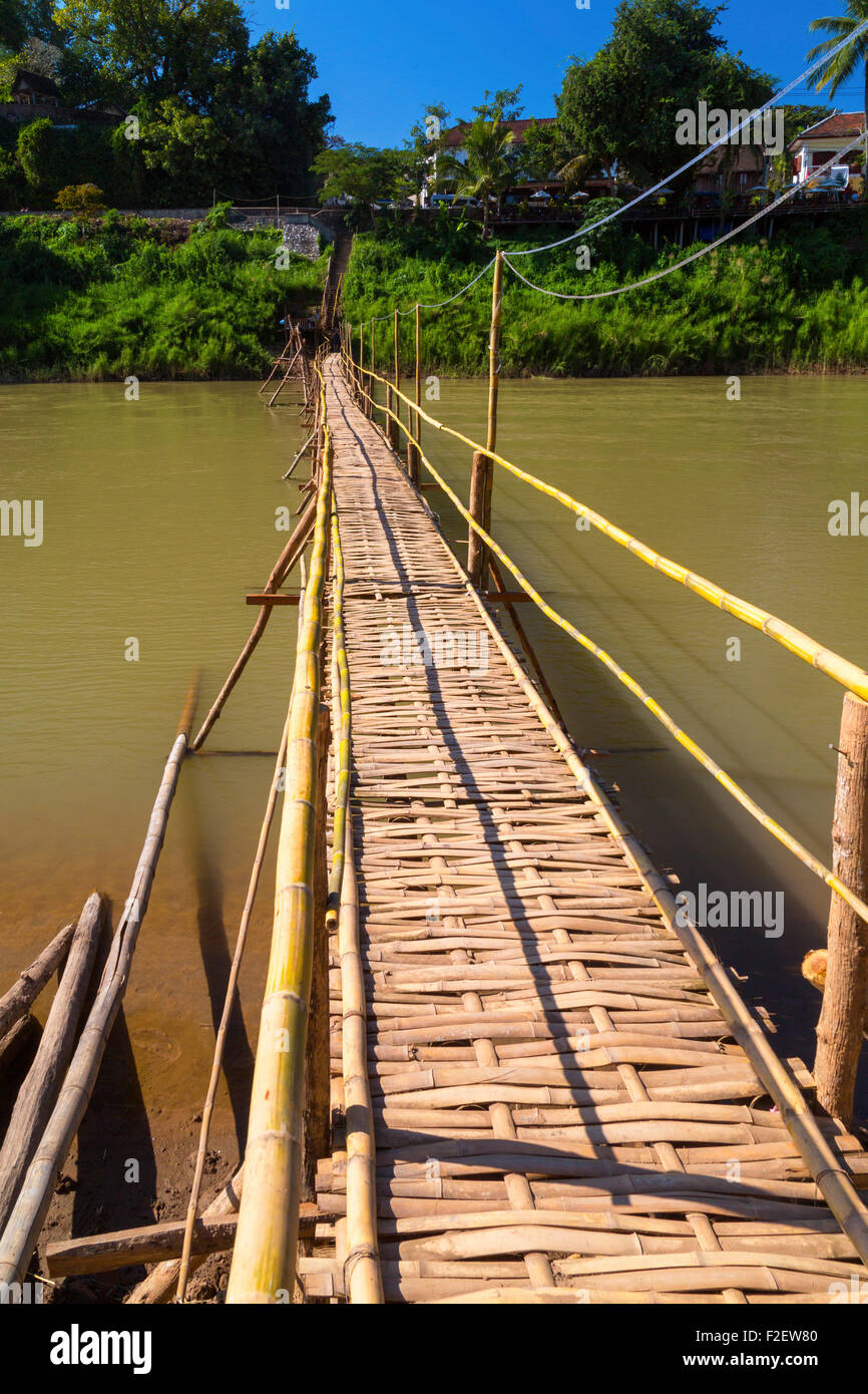 Le bambou pont sur la rivière Nam Khan, Luang Prabang, Laos Banque D'Images