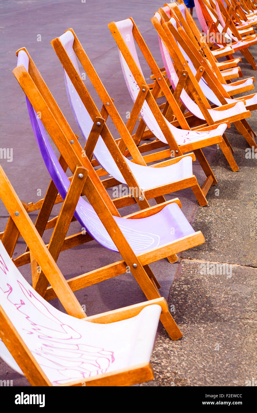 Effet pictural de transats sur Esplanade Weymouth en Juin Banque D'Images