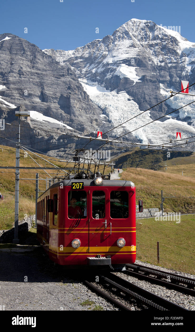 Jungfraubhan Kleine Scheidegg railway train avec le Mönch en arrière-plan Suisse Europe Banque D'Images
