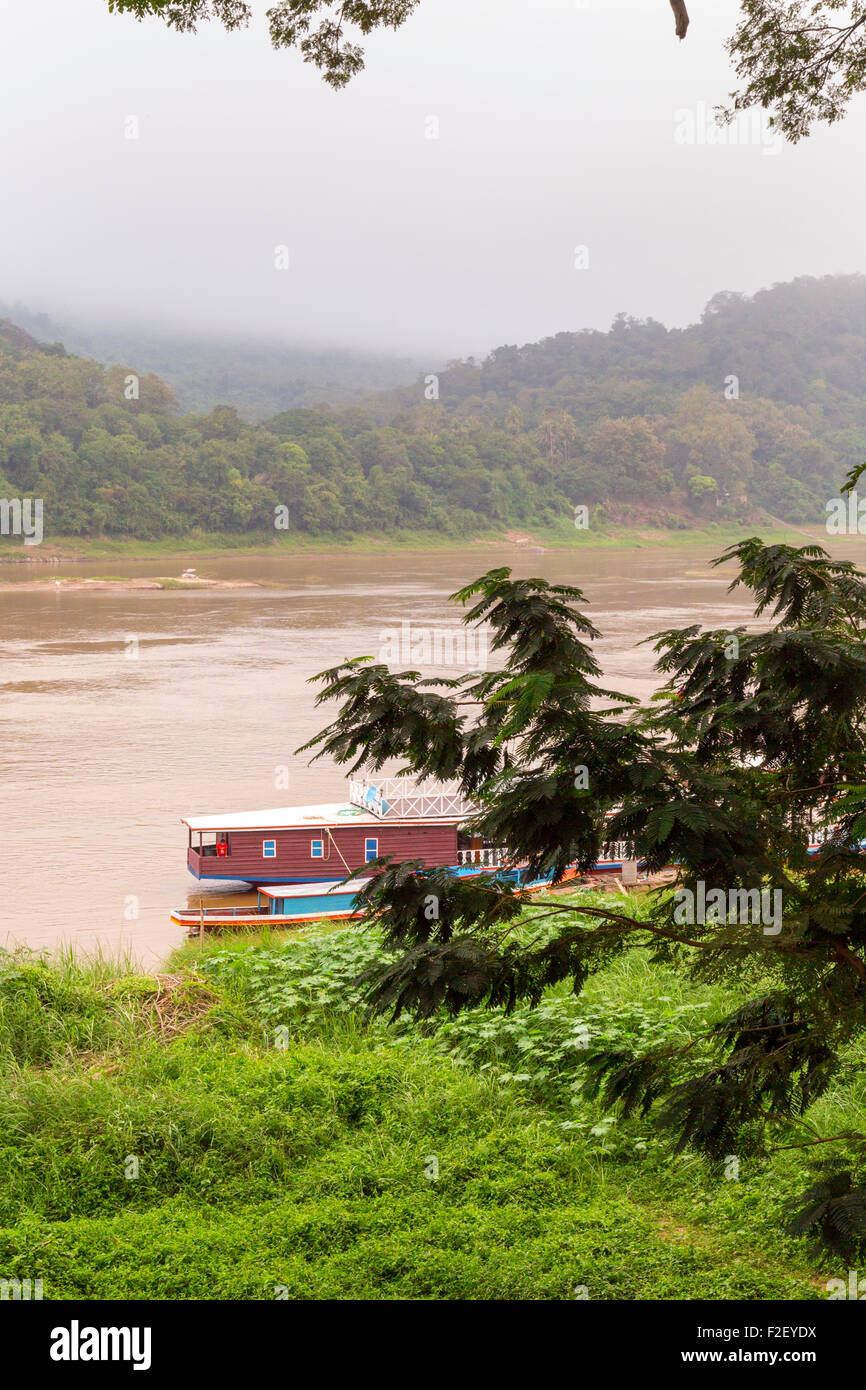Bateau sur le fleuve du Mékong, Luang Prebang, Laos Banque D'Images