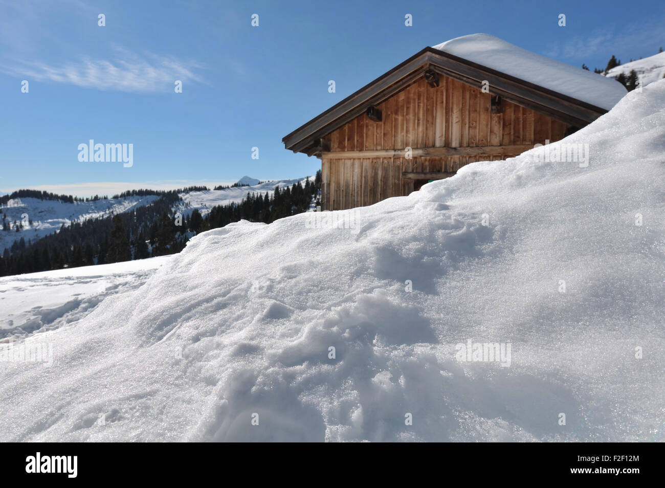 Maison en bois sous la neige dans les Alpes Banque D'Images