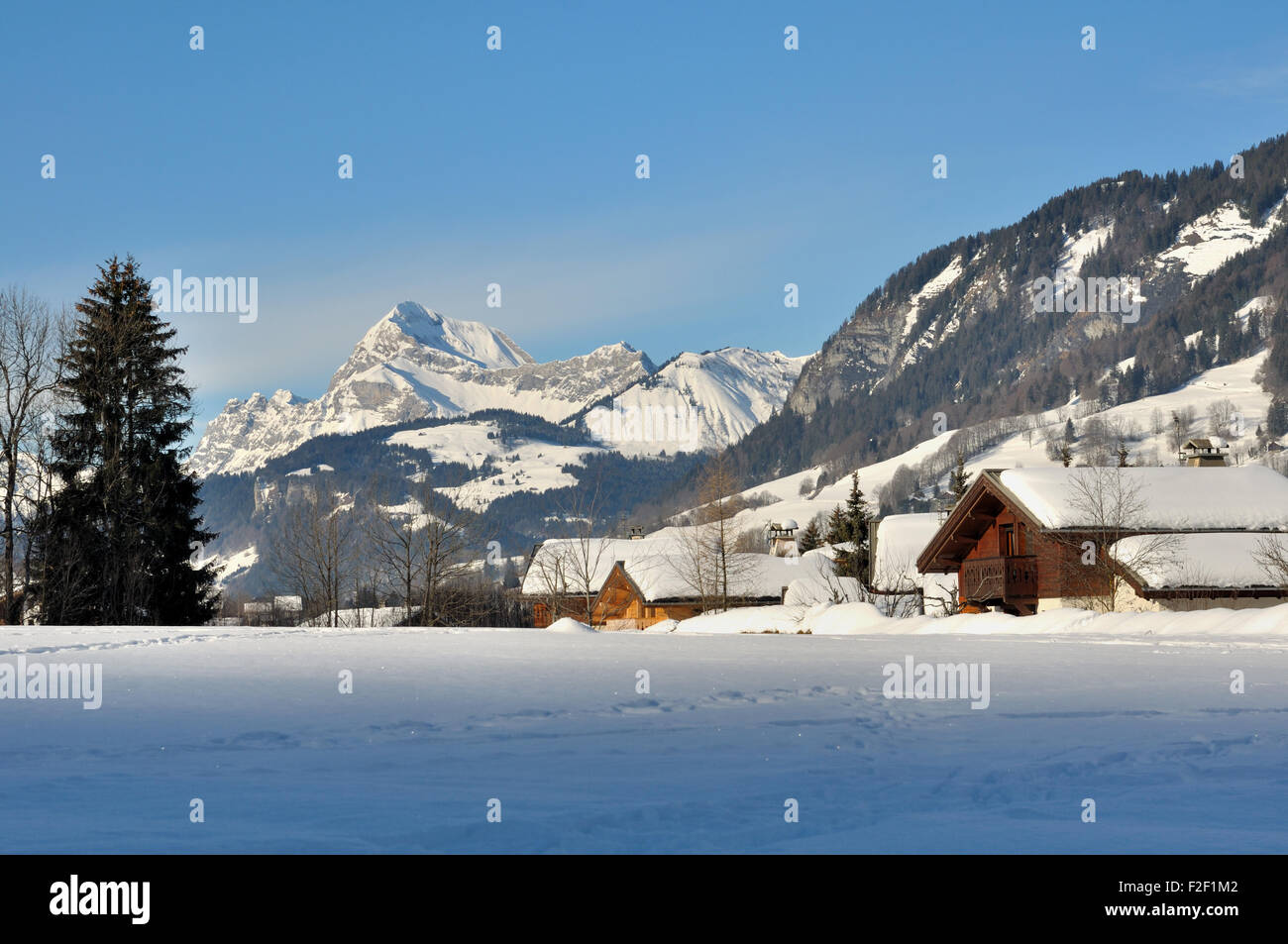 Chalets en bois dans un village dans les montagnes couvertes de neige Banque D'Images