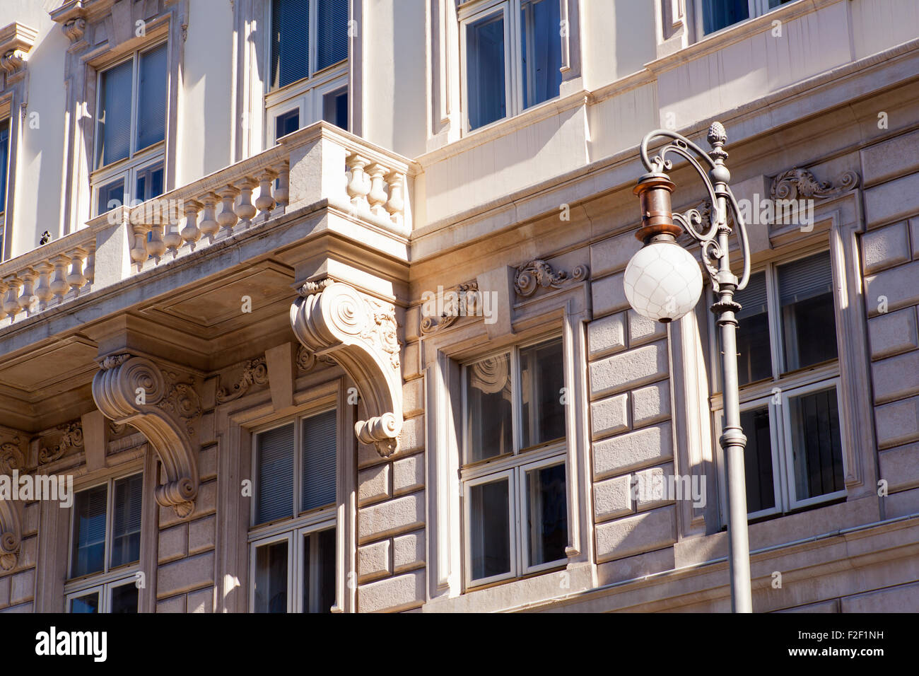 Vue de balcon de style néoclassique à Trieste, Italie Banque D'Images