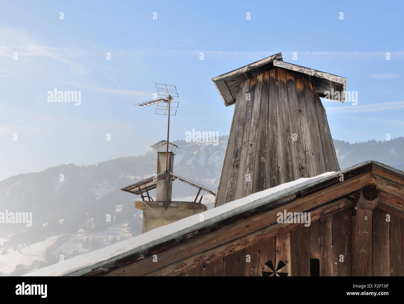 Conduit de cheminée en bois sur la toiture du chalet savoyard typique Banque D'Images