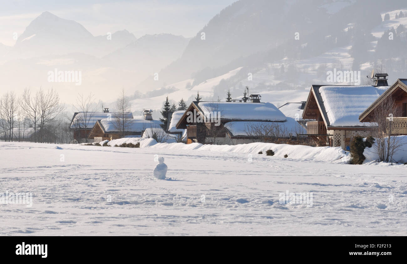 Chalets en bois dans un village dans les montagnes couvertes de neige Banque D'Images