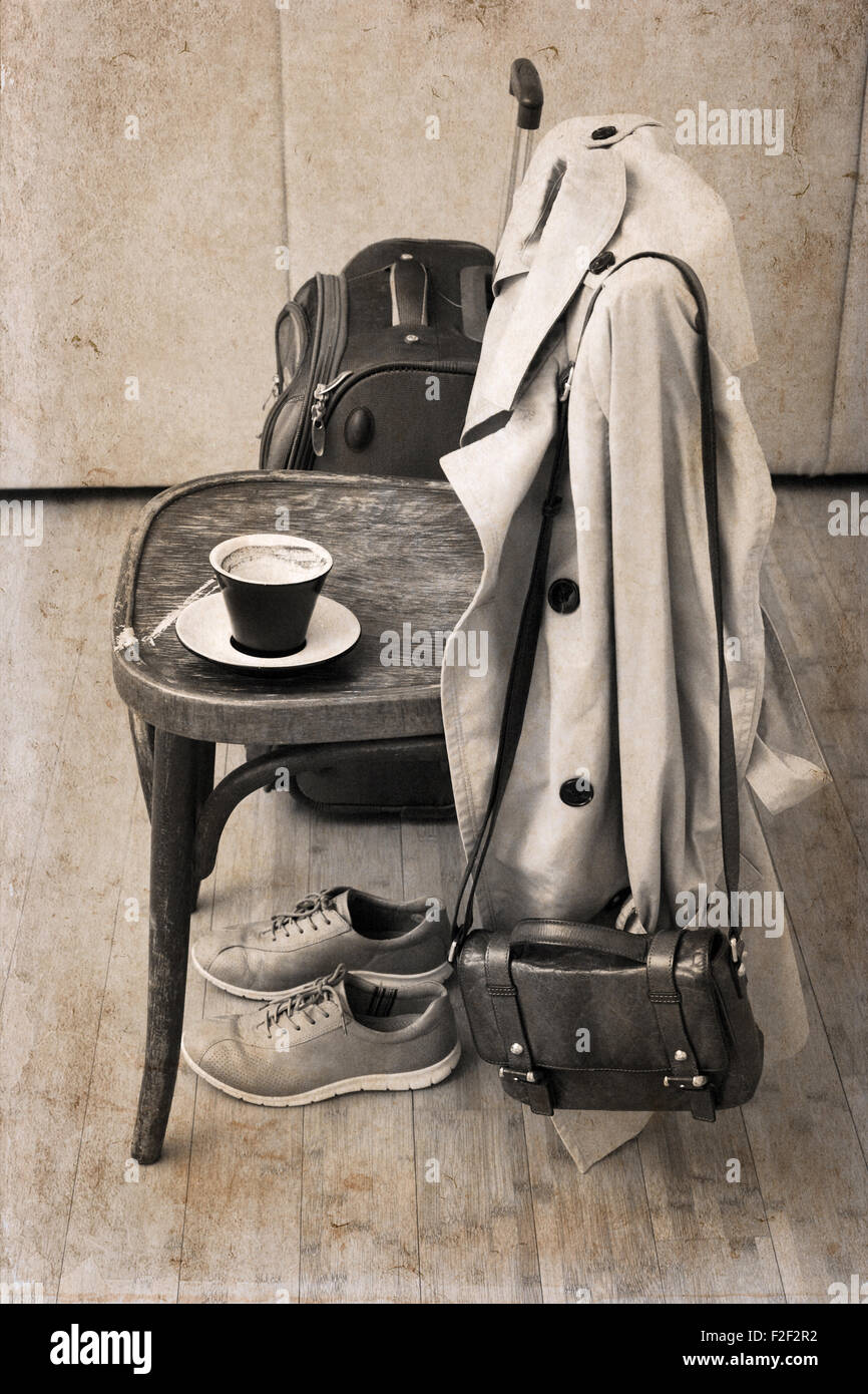 Illustrations de style rétro, vintage, président trench classique, les chaussures de sport, valise, tasse de café Banque D'Images
