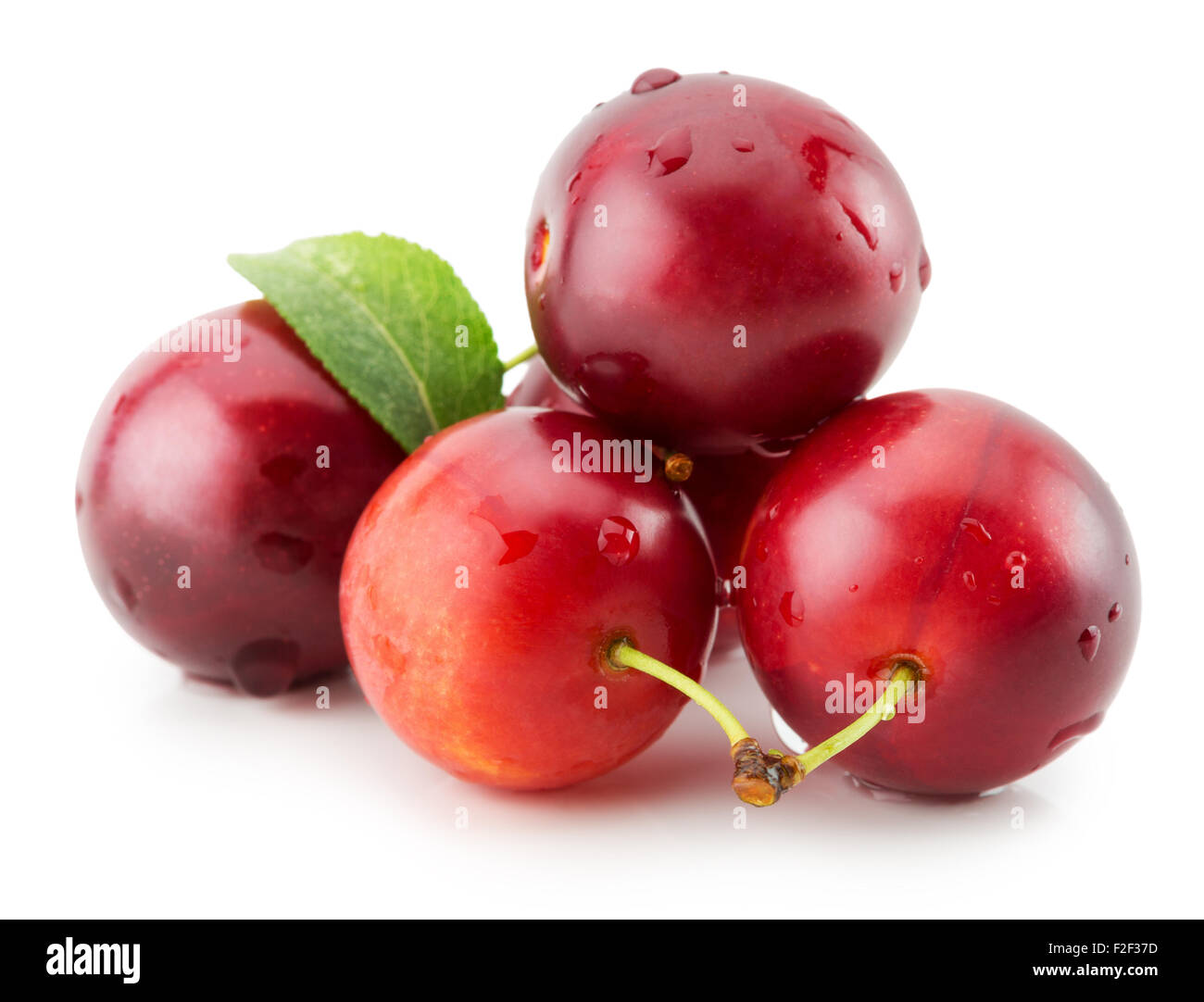 Les prunes de cerise rouge isolé sur fond blanc. Banque D'Images