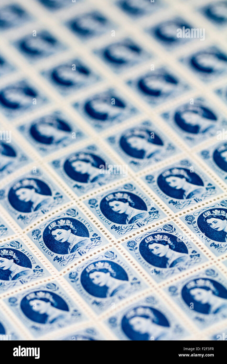 Feuille de années 1950 British Royal Mail1s 6d blue timbres-poste de la question définitive Wildings avec portrait de la reine Elizabeth II. Banque D'Images