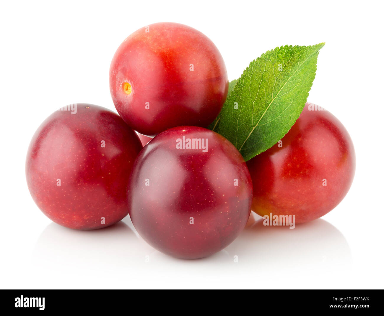 Les prunes de cerise rouge isolé sur fond blanc. Banque D'Images