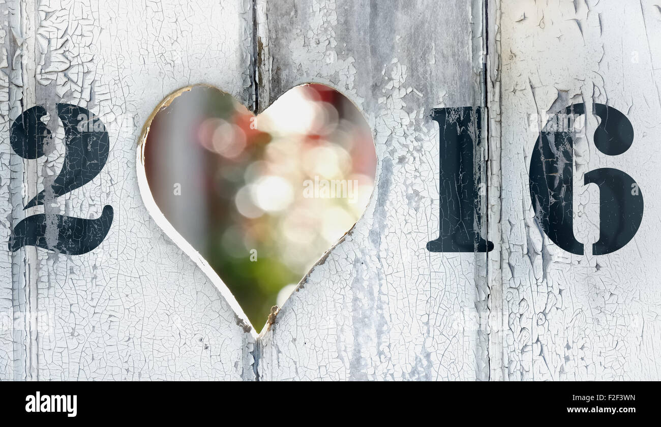 2016 sur une porte avec trou en forme de coeur Banque D'Images
