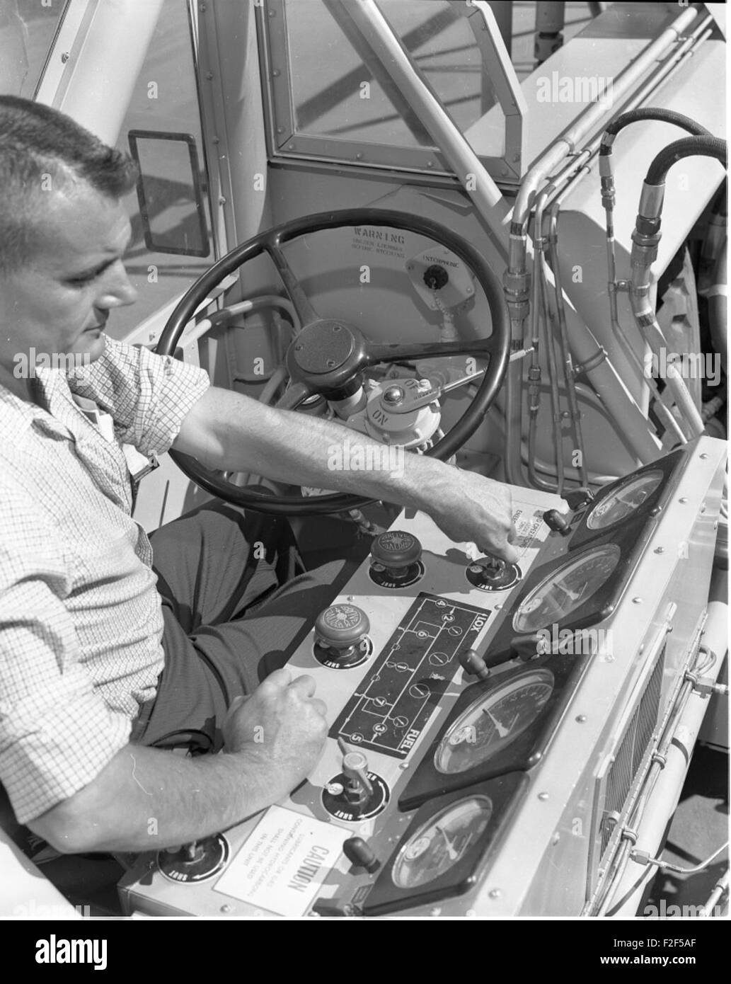 Cette image représente une unité de pressurisation de Robert Shaw Fulton, montrée sur une remorque. Ces unités étaient cruciales pour tester et maintenir l'intégrité des systèmes spatiaux et aériens dans des conditions de haute pression. Banque D'Images