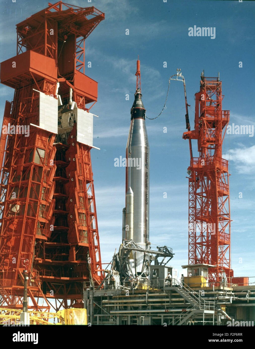 L'Atlas 93D-Mercury, utilisé dans la mission ma-5, est montré sur son plateau avant le lancement. Ce booster Atlas a été crucial pour envoyer le premier vaisseau spatial Mercury en orbite, marquant une étape importante dans l'histoire de l'exploration spatiale. Banque D'Images