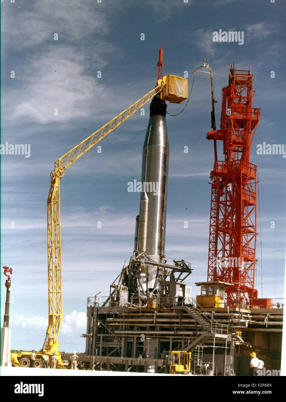 Photographie détaillant la fusée Atlas 93D et la capsule Mercury ma-5 au complexe de lancement 14, octobre 1961. Banque D'Images