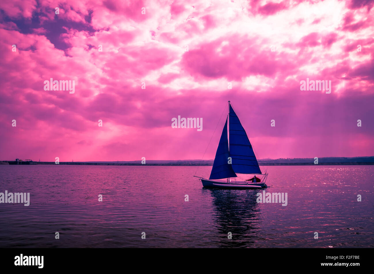 Voilier au coucher du soleil. Pêcheur au soir de la pêche dans le temps avec son bateau. Banque D'Images