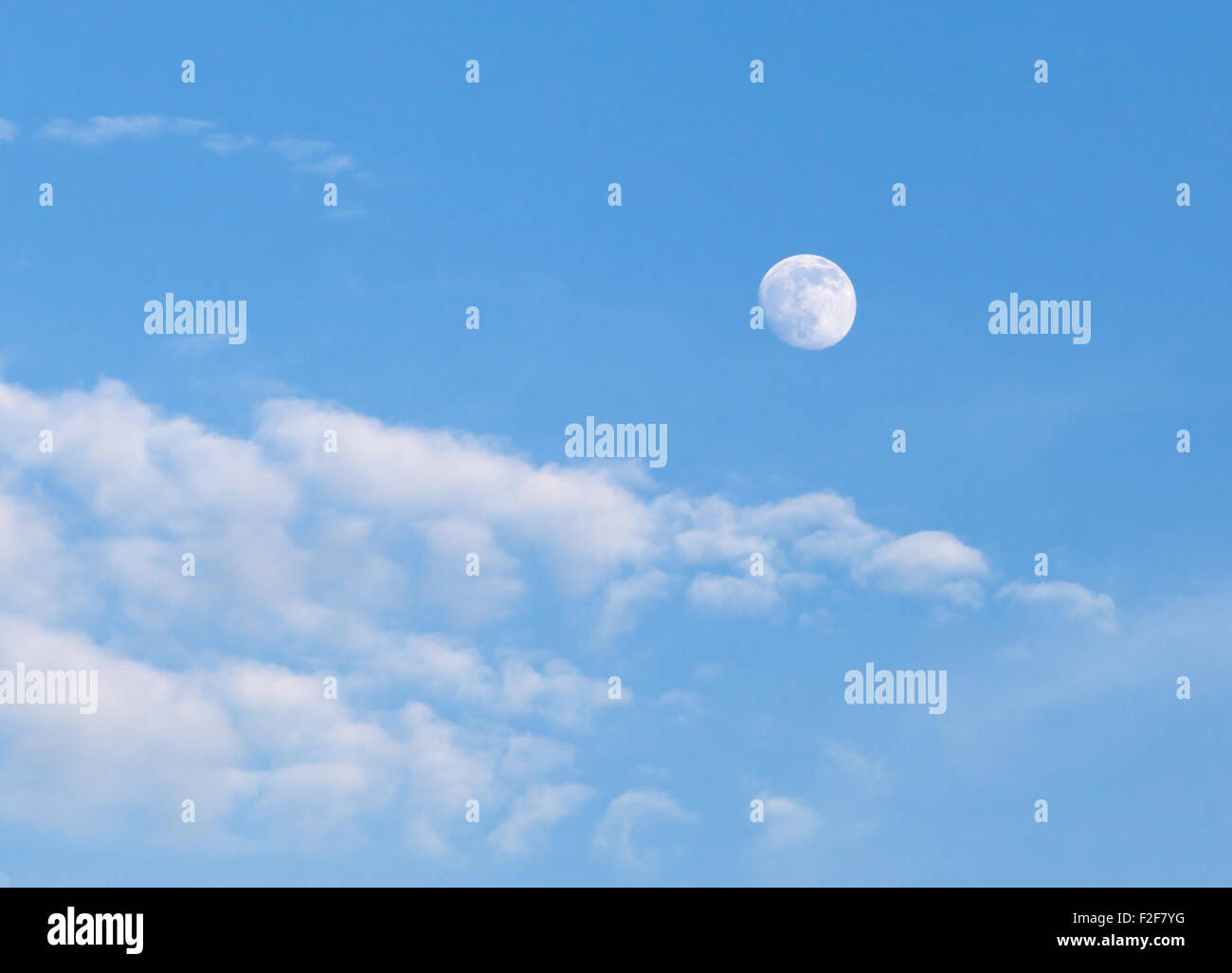 Pleine lune sur Ciel bleu avec des nuages Banque D'Images