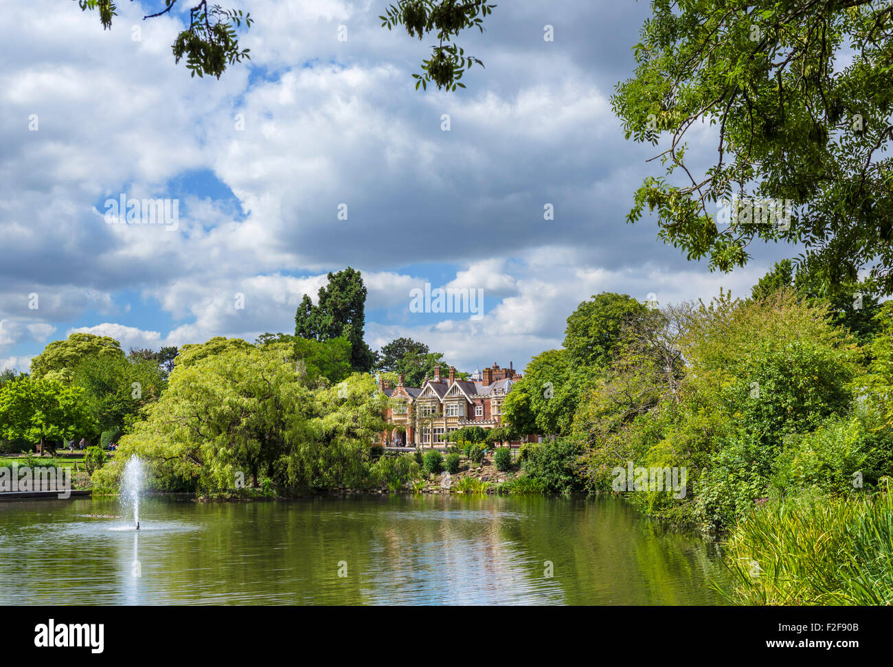 Le lac et l'hôtel particulier à Bletchley Park, Buckinghamshire, England, UK Banque D'Images