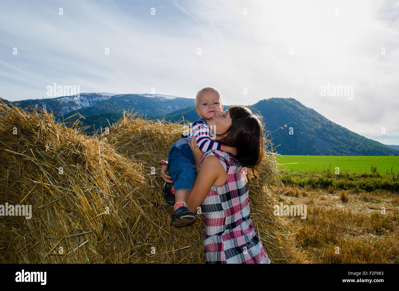Mère embrassant bébé Banque D'Images