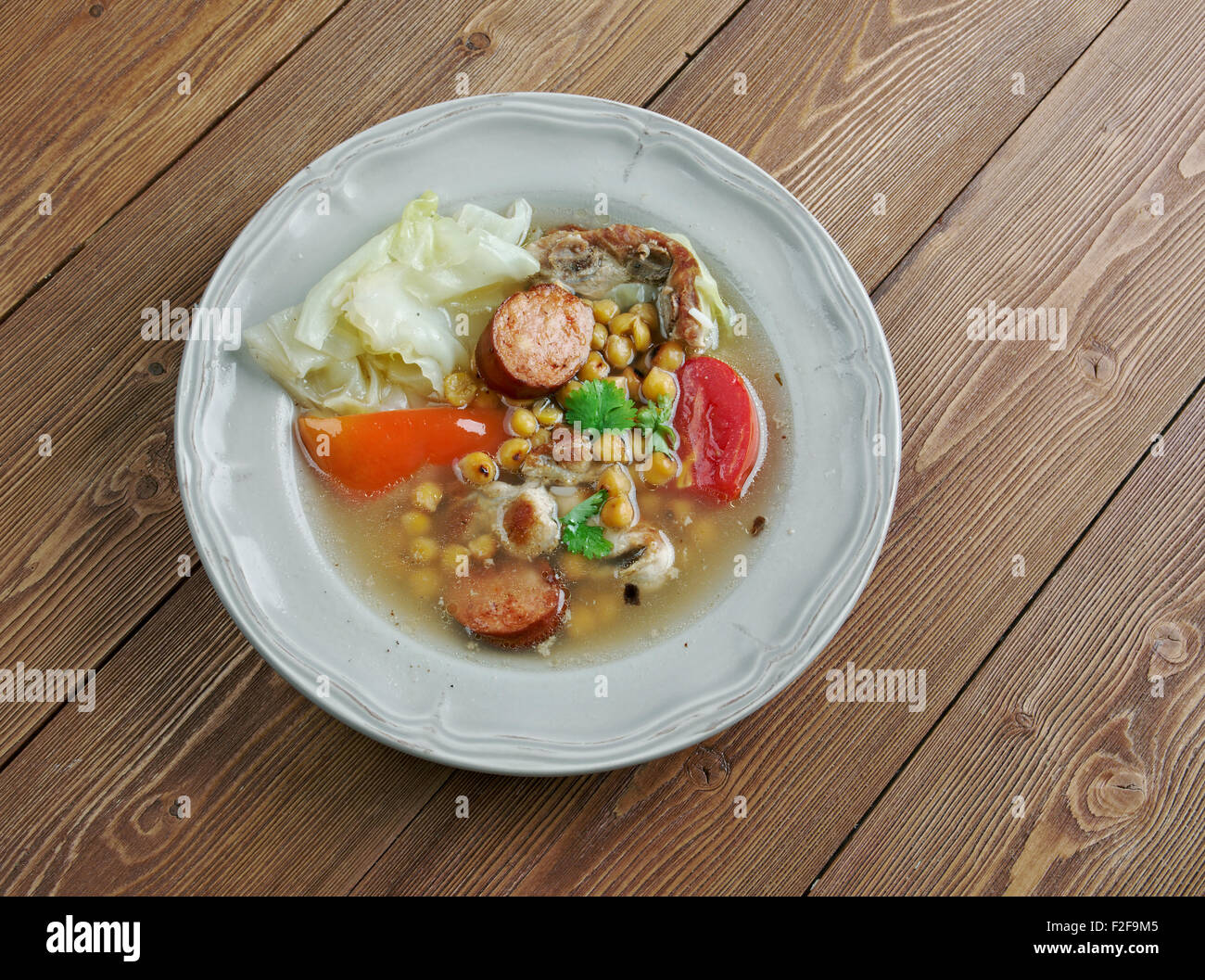 Pot au feu argentin - stew originaire d'Espagne, préparé inMexico, Argentine, Colombie, Paraguay, Uruguay. Ingrédients de base du bouillon Banque D'Images