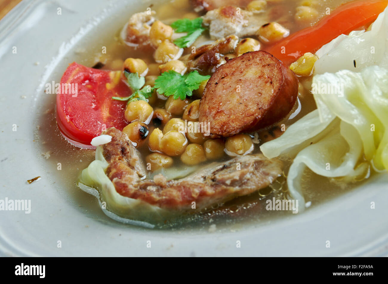 Pot au feu argentin - stew originaire d'Espagne, préparé inMexico, Argentine, Colombie, Paraguay, Uruguay. Ingrédients de base du bouillon Banque D'Images