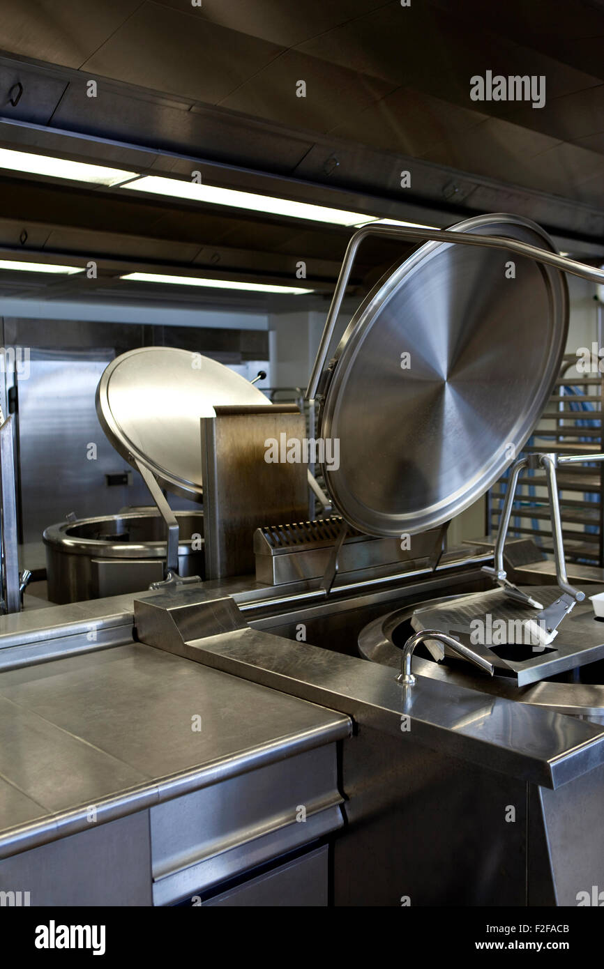 Dans une cuisine professionnelle la cantine d'une communauté Banque D'Images