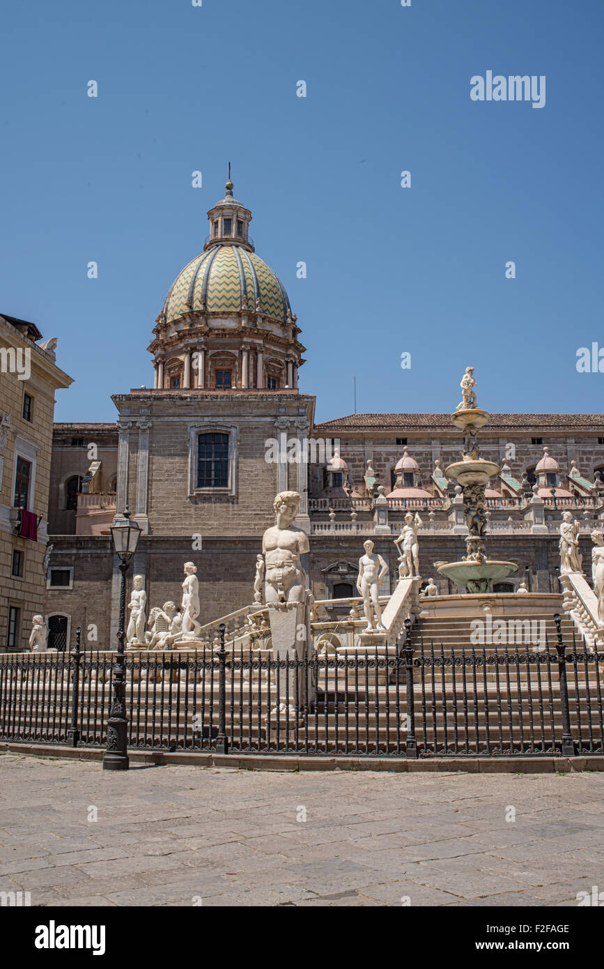 Fontana Pretoria et San Giuseppe dei Teatini église dans la piazza Pretoria à Palerme, Sicile. L'Italie. Banque D'Images