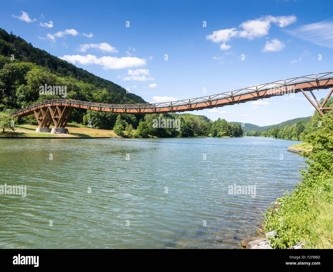 Pont de bois sur la rivière Altmühl, près de village Essing, itinéraire cyclable le long de la rivière Altmühl, Bavière, Allemagne Banque D'Images
