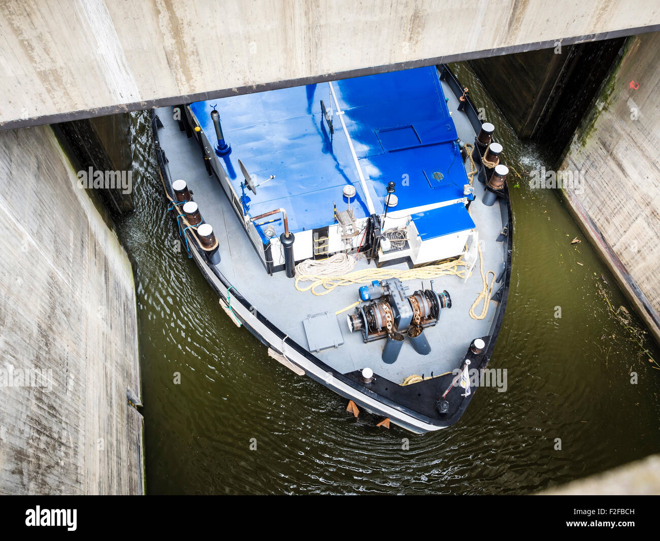 Navire quittant la vanne de Berching, principales - canal du Danube, en Bavière, Allemagne. Banque D'Images