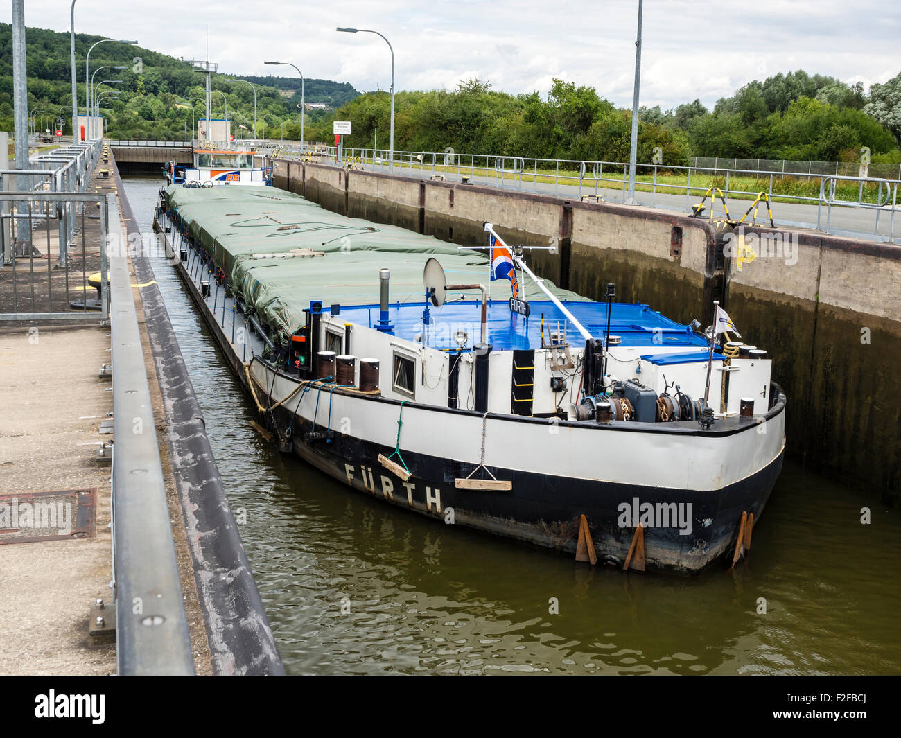 Navire quittant la vanne de Berching, principales - canal du Danube, en Bavière, Allemagne. Banque D'Images