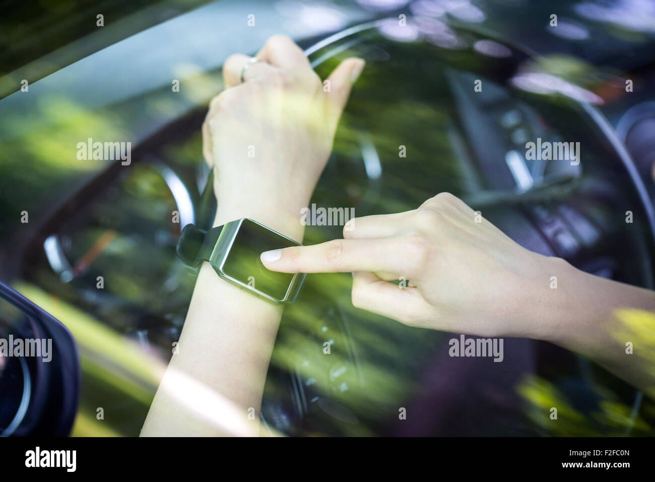 Une femme utilise smartwatch dans la voiture. Smart watch concept. Banque D'Images