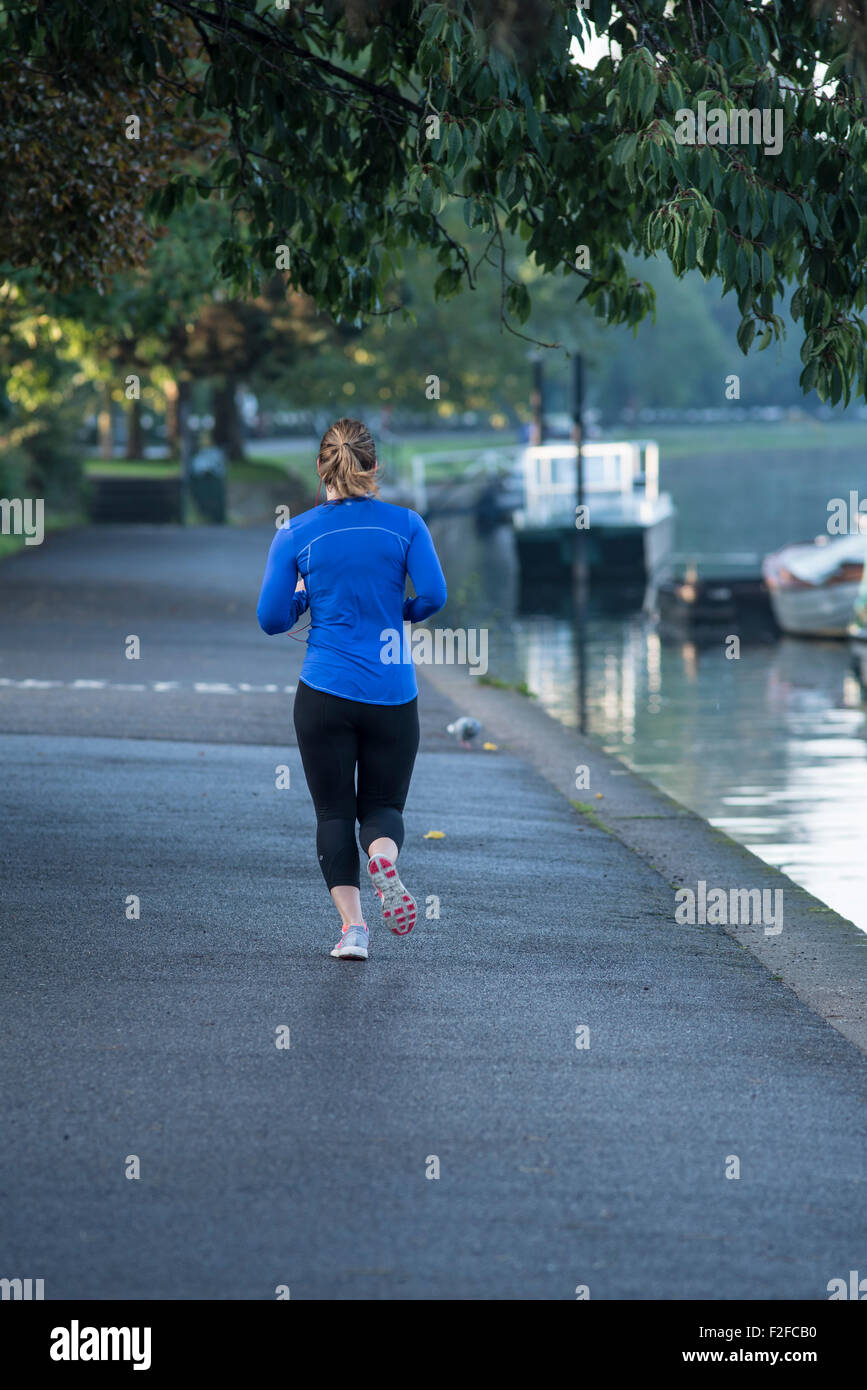 Le jogging par la Tamise à Kingston-upon-Thames Banque D'Images