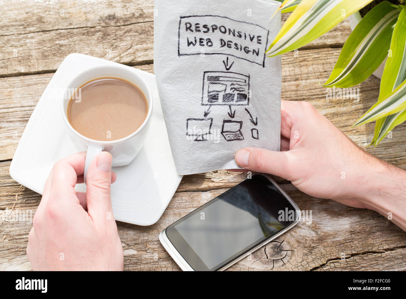 Concepteur de sites Web la tenue d'un plan d'une nouvelle application mobile. Concept Responsive web design. Banque D'Images